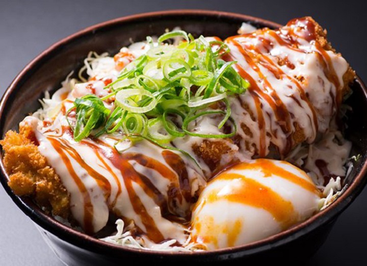 Món cơm trắng phủ thịt lợn chiên xù tonkatsu gây thương nhớ tại Nhật Bản