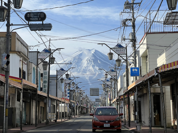Ngắm nhìn núi Phú Sĩ từ xa với con đường Honcho Street