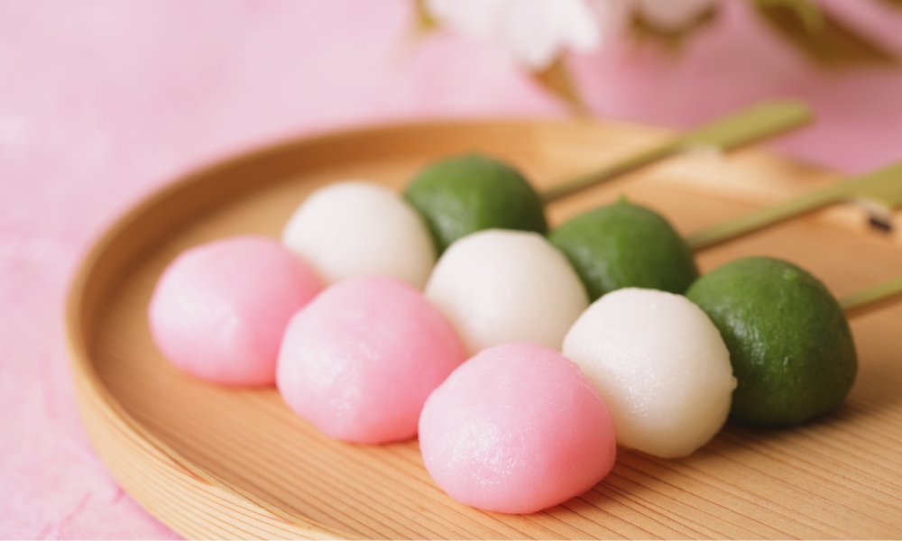 Bánh trôi xiên là món ăn quen thuộc trong các dịp Hanami