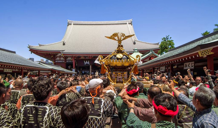 Lễ hội Sanja Matsuri được tổ chức vào cuối tuần thứ ba của tháng 5 hàng năm