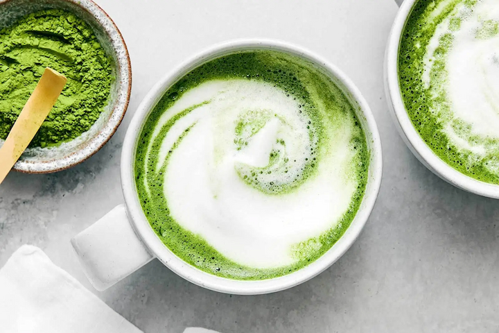 Thưởng thức thức uống làm từ matcha vị thanh mát trong chuyến du lịch Nhật Bản