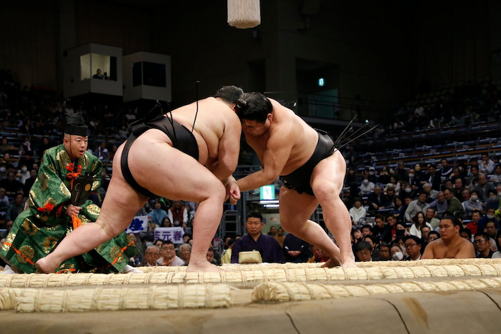 Grand Sumo Tournaments được tổ chức vào nửa cuối tháng 5 tại Tokyo