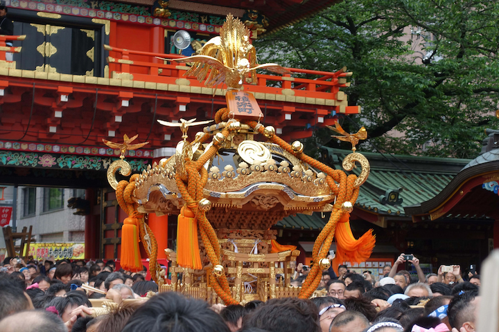 Người dân tham gia lễ rước mikoshi trên đường bố trong lễ hội Kanda