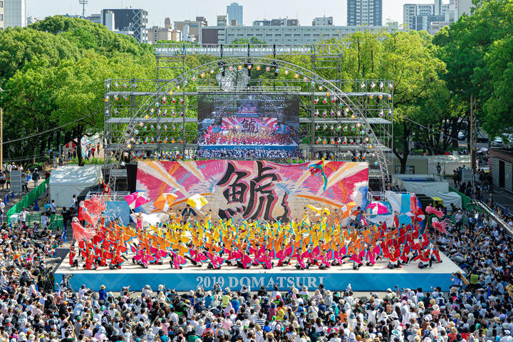 Một đội múa trình diễn tại lễ hội Domannaka Matsuri ở Nagoya.