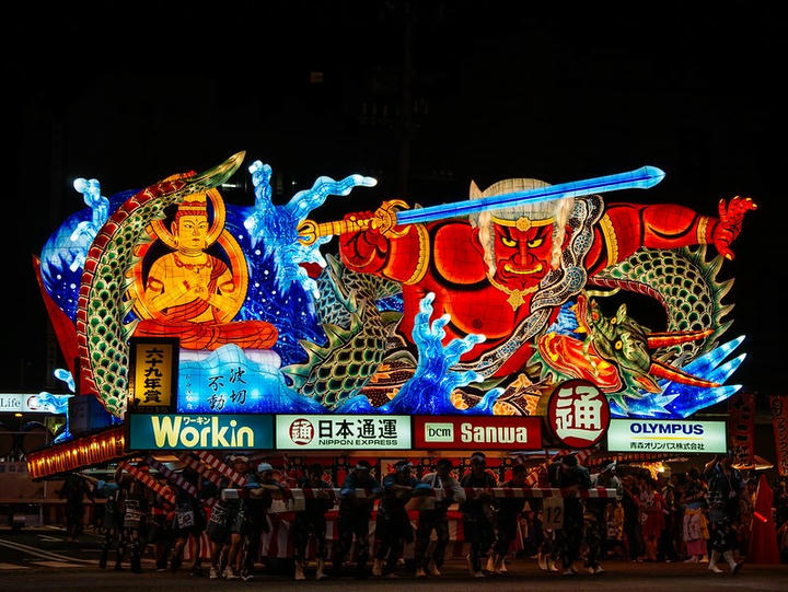 Xe diễu hành Nebuta khổng lồ được thắp sáng trong lễ hội Nebuta Matsuri tại Aomori.