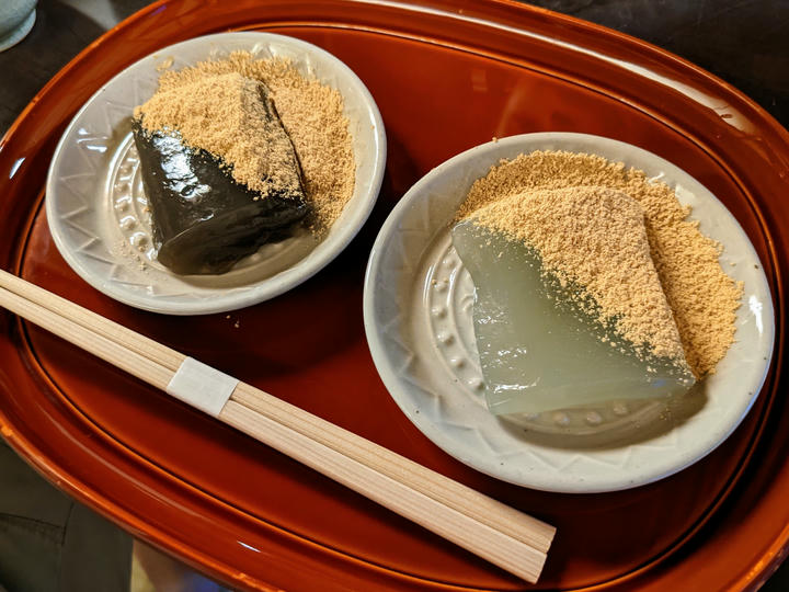 Warabi Mochi thơm ngon được phủ bột đậu nành vàng ươm