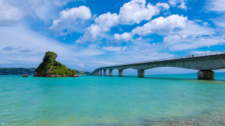 Kouri Island nổi tiếng với cây cầu nối biển tuyệt đẹp và làn nước trong vắt