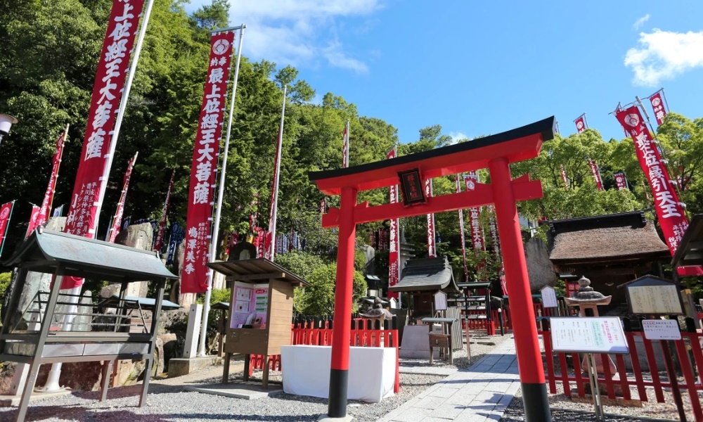 Đền Inari cổ k&iacute;nh với cổng torii cao 27 m&eacute;t tại Okayama