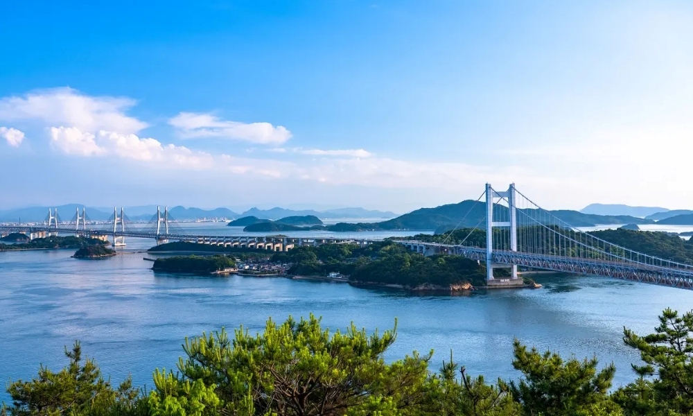 Ngắm nh&igrave;n biển trời v&agrave; cầu Seto Ohashi từ đỉnh n&uacute;i Washuzan