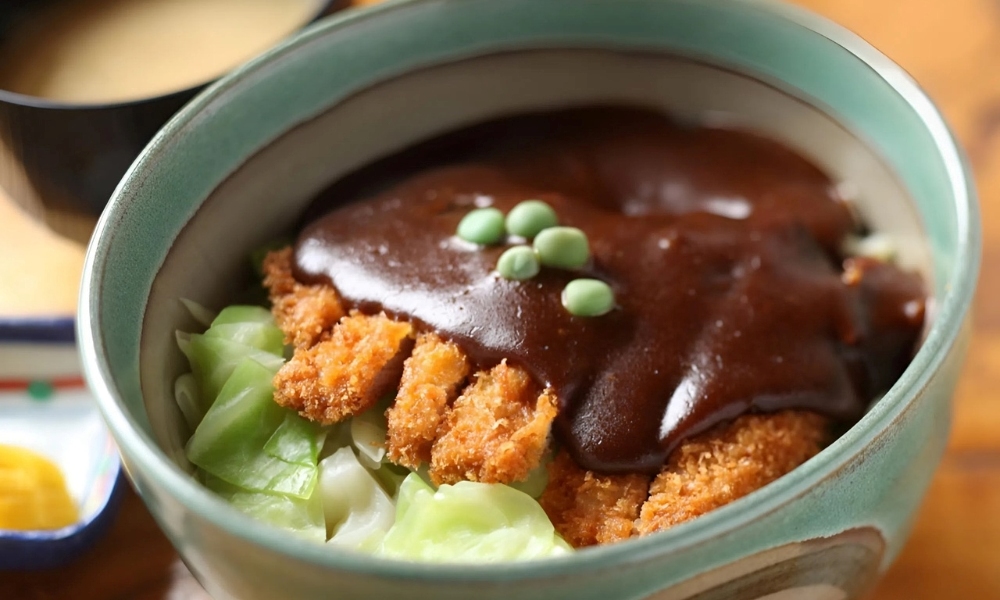 Tonkatsu gi&ograve;n rụm kết hợp c&ugrave;ng sốt demi-glace đậm vị v&agrave; cơm trắng dẻo mềm