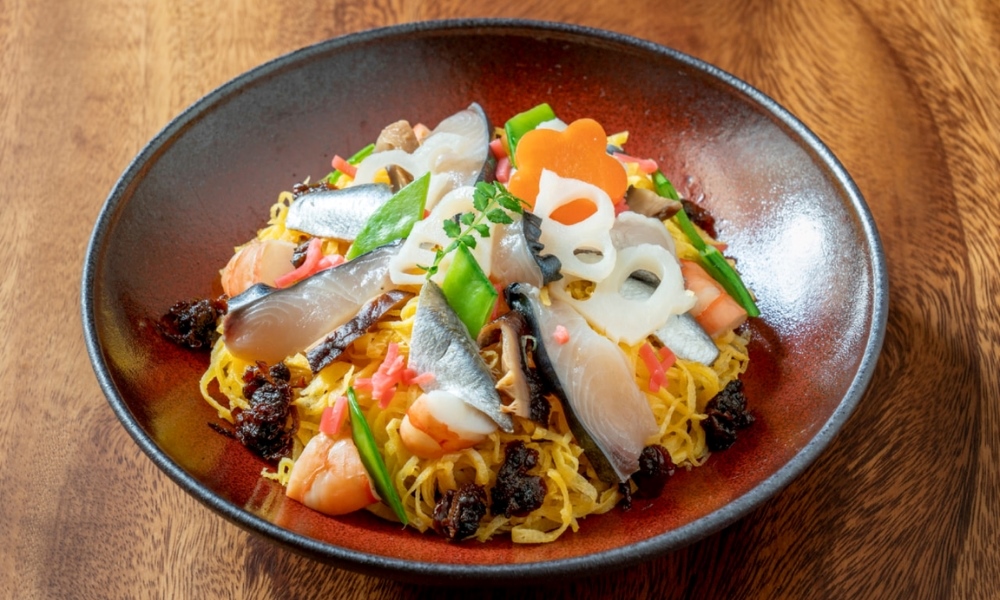 Okayama Barazushi - M&oacute;n sushi thanh nhẹ với lớp cơm giấm phủ hải sản tươi v&agrave; rau củ đầy m&agrave;u sắc