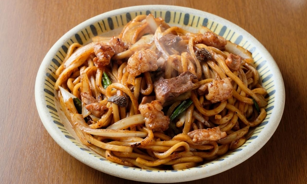 Udon x&agrave;o l&ograve;ng b&ograve; n&oacute;ng hổi, đậm đ&agrave; vị miso v&agrave; tương shoyu