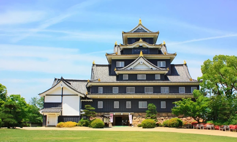 L&acirc;u đ&agrave;i Okayama nổi bật với kiến tr&uacute;c đen tuyền v&agrave; tầm nh&igrave;n to&agrave;n cảnh th&agrave;nh phố từ tầng thượng