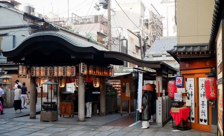 Phố cổ Hozenji Yokocho tĩnh lặng giữa Osaka nhộn nhịp