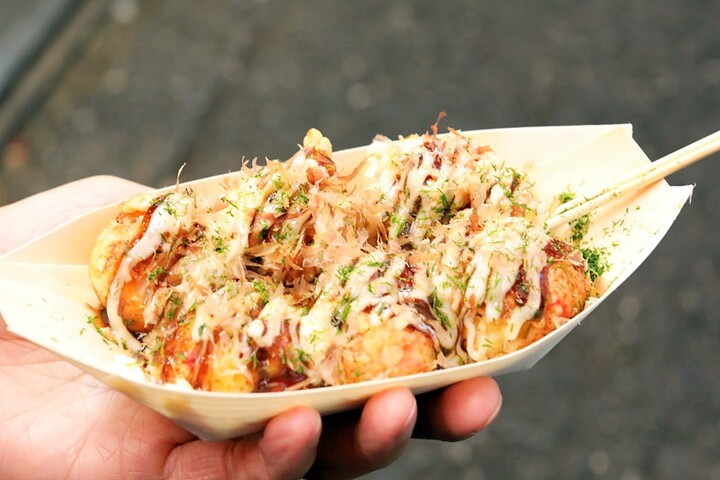 Bánh bạch tuộc Takoyaki được coi là món ăn biểu tượng của Osaka