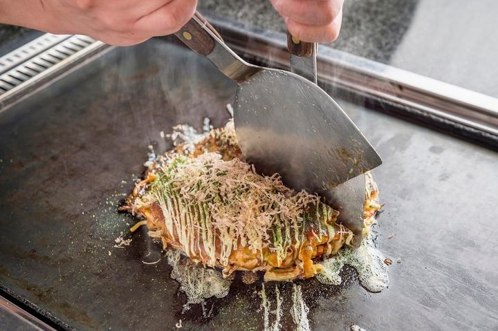 Bánh xèo Osaka Okonomiyaki được chế biến đơn giản bằng cách trộn lẫn các thứ với bột rồi đem chiên