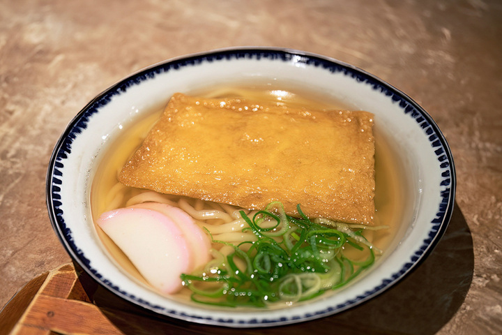 Kitsune udon ăn kèm với váng đậu phụ