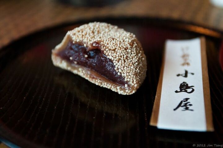 Keshi Mochi là món bánh gạo nếp dẻo nhân đậu đỏ