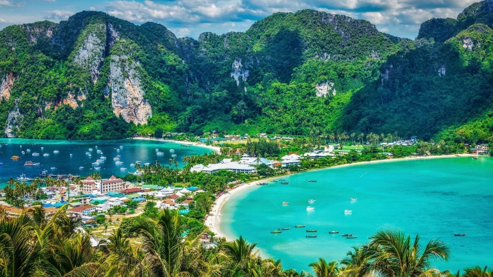 Phuket thu hút nhiều du khách bởi vẻ đẹp thiên nhiên