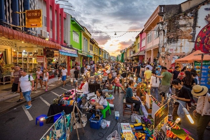Chợ đêm Phuket là nơi tuyệt vời để trải nghiệm cuộc sống về đêm