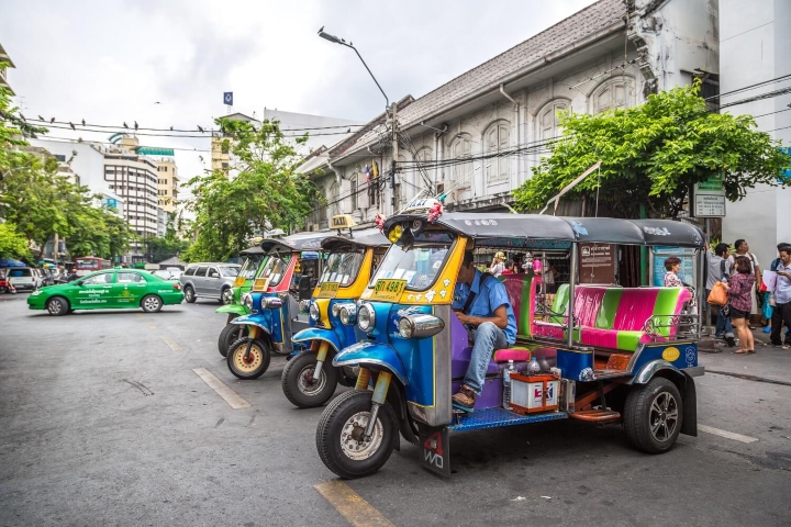 Tuk tuk là phương tiện di chuyển phổ biến và thuận lợi ở Phuket