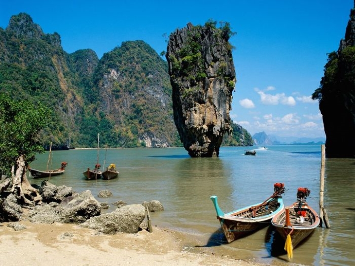 Vịnh Phang Nga nổi bật với những dãy núi đá vôi hùng vĩ và hệ thống hang động kỳ thú