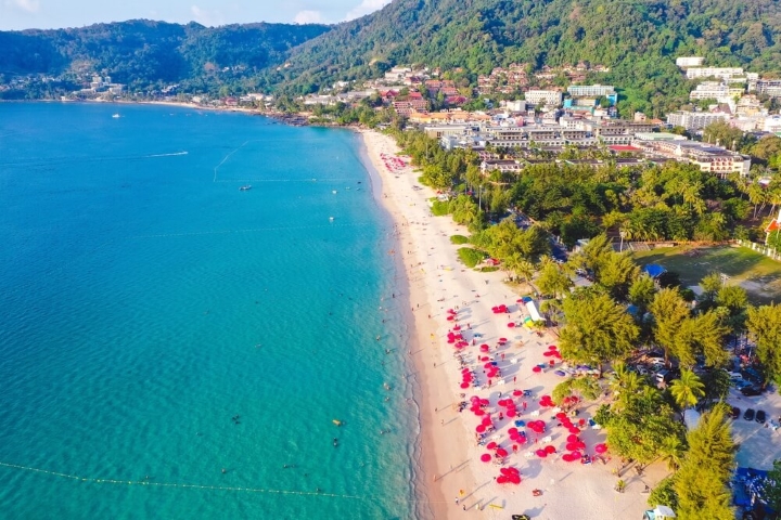 Bãi biển Patong nổi tiếng với bãi cát trắng mịn kéo dài và cuộc sống về đêm vô cùng nhộn nhịp