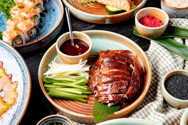 Vịt quay Quảng Đông nổi tiếng với lớp da giòn rụm, thịt mềm ngọt và hương thơm đặc trưng