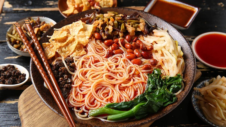 Tô bún ốc hấp dẫn với nước dùng đậm đà và topping phong phú