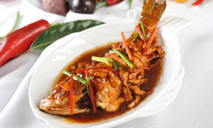 Món cá nấu bia nổi tiếng với lớp vỏ giòn và nước sốt đậm đà