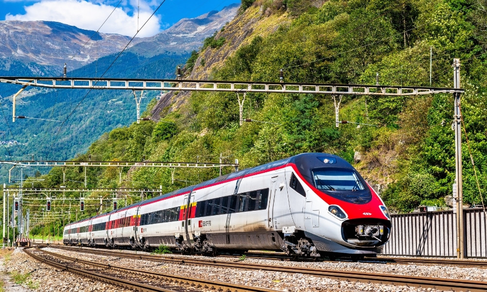 Hệ thống t&agrave;u cao tốc tại Qu&yacute; Ch&acirc;u gi&uacute;p r&uacute;t ngắn thời gian di chuyển giữa c&aacute;c điểm đến