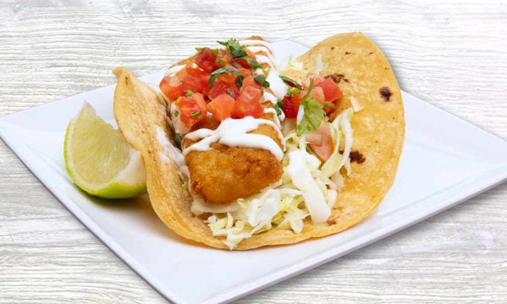 Taco c&aacute; &ndash; m&oacute;n ngon biểu tượng v&ugrave;ng biển San Diego với c&aacute; chi&ecirc;n v&agrave;ng, rau tươi v&agrave; nước sốt đậm đ&agrave;