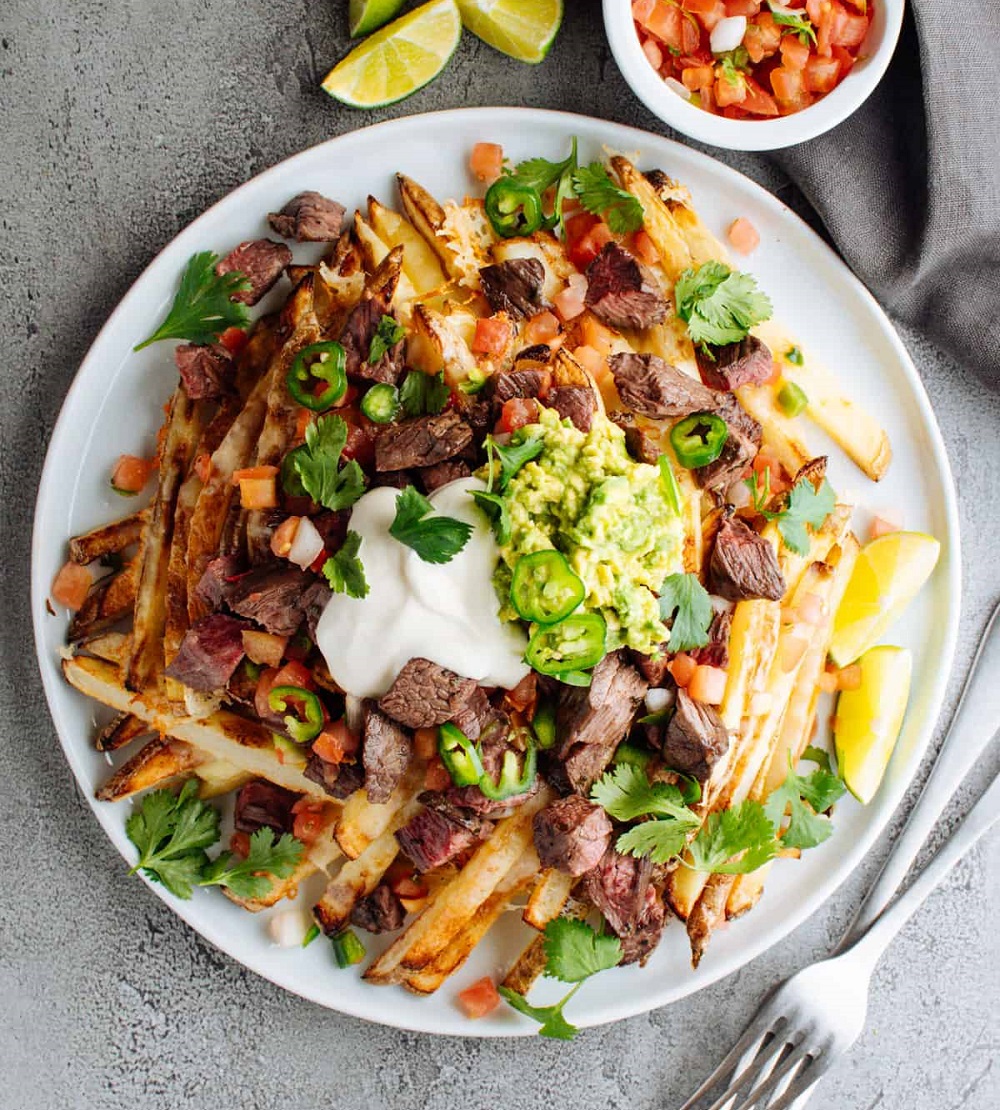 Đĩa Carne Asada Fries đầy ụ topping b&eacute;o ngậy