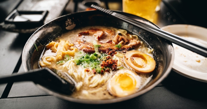Mì Ramen là món ăn trứ danh của thành phố, với hương vị nước dùng miso đậm đà, thơm ngon