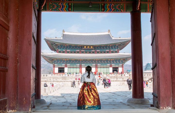 Cung điện Gyeongbokgung l&agrave; di t&iacute;ch lịch sử nổi tiếng, thể hiện n&eacute;t đẹp kiến tr&uacute;c truyền thống của H&agrave;n Quốc