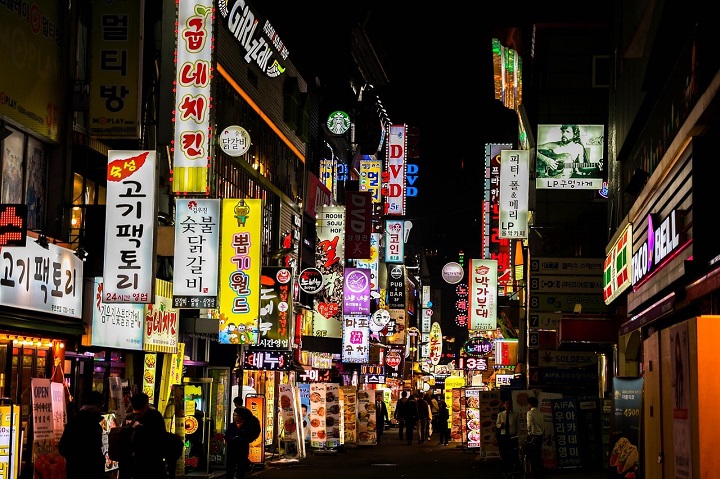 Phố T&acirc;y Itaewon thu h&uacute;t đ&ocirc;ng đảo du kh&aacute;ch trong v&agrave; ngo&agrave;i nước