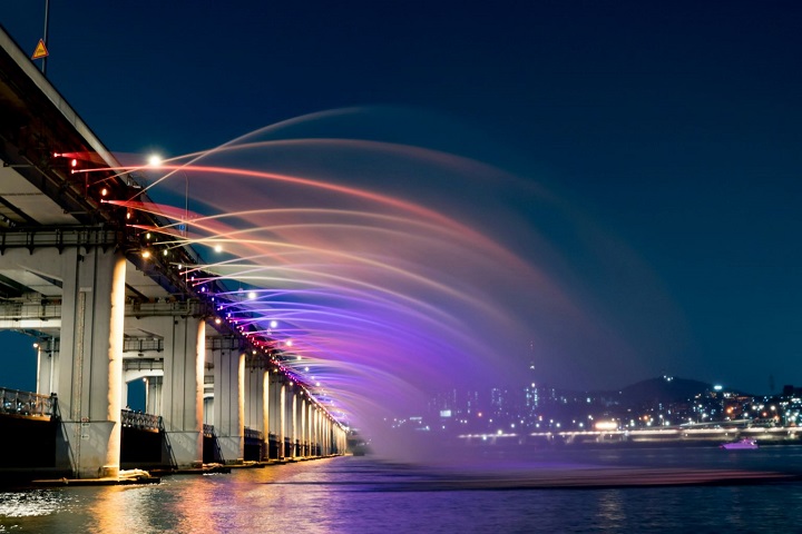 Cầu Banpo l&agrave; điểm ngắm cảnh đ&ecirc;m tuyệt vời tại Seoul