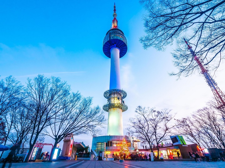 Th&aacute;p N Seoul l&agrave; điểm đến nổi bật, mang đến tầm nh&igrave;n to&agrave;n cảnh th&agrave;nh phố Seoul