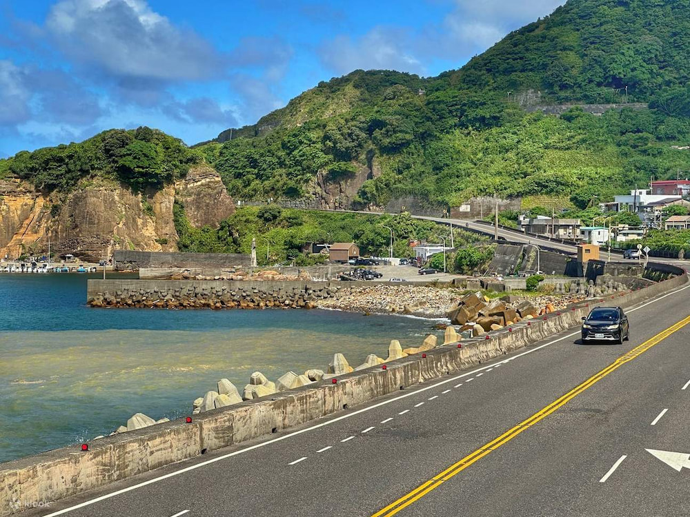 Biển Âm Dương là nơi giao hòa đầy tương phản giữa hai gam màu vàng và xanh của nước biển