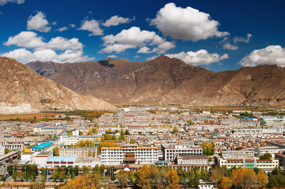Lhasa được coi l&agrave; trung t&acirc;m ch&iacute;nh trị v&agrave; t&ocirc;n gi&aacute;o của T&acirc;y Tạng