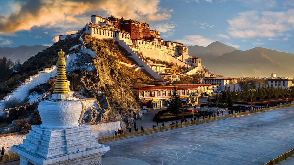 Cung điện Potala mang d&aacute;ng vẻ uy nghi với kiến tr&uacute;c cổ k&iacute;nh đặc trưng của T&acirc;y Tạng