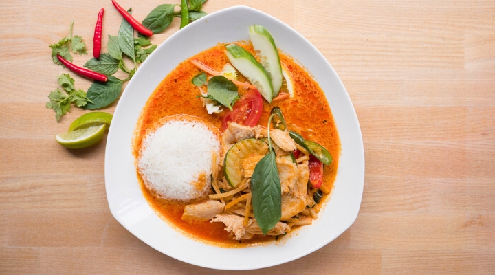 Món cà ri đỏ Kaeng Phed cay nồng, đậm đà hương vị Thái