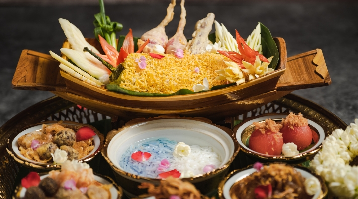 Món Khao Chae thanh mát với gạo ngâm nước hoa nhài