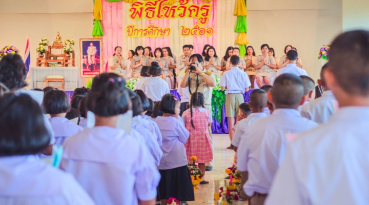 Học sinh Thái Lan dâng hoa kính tặng giáo viên trong Ngày Nhà giáo