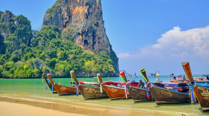 Di chuyển bằng thuyền đuôi dài để khám phá vẻ đẹp hoang sơ của bãi biển Railay