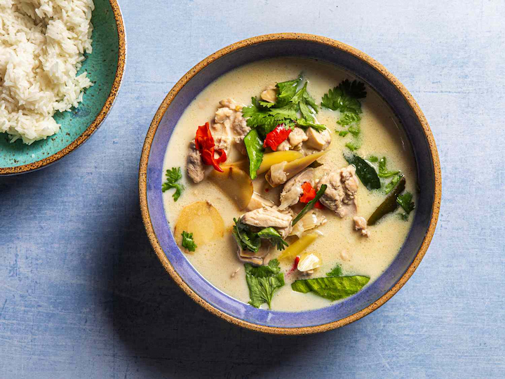 Tom Kha Gai có nguyên liệu chính là thịt gà nấu trong nước cốt dừa và gia vị