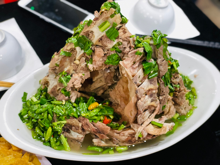 Laeng Saeb làm từ xương, sườn ninh nhừ, thêm ớt xanh tạo độ cay