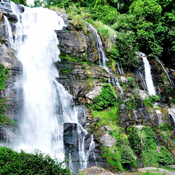 Chiêm ngưỡng cảnh quan hùng vĩ tại thác Wachirathan trong công viên Doi Inthanon