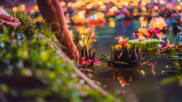 Người dân thả đèn lồng xuống sông trong lễ hội Loy Krathong để cầu nguyện may mắn