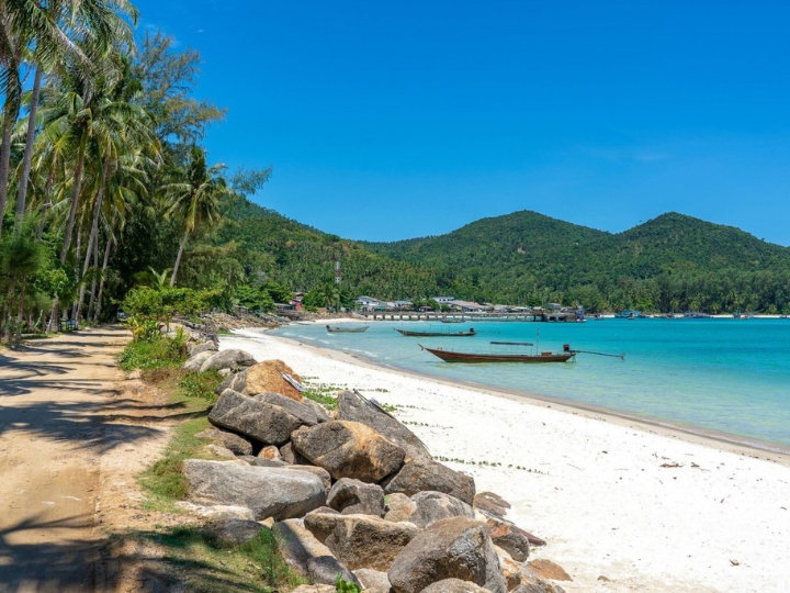 Khung cảnh yên bình trên đảo Phuket – Biển xanh, cát trắng và thiên nhiên tuyệt đẹp